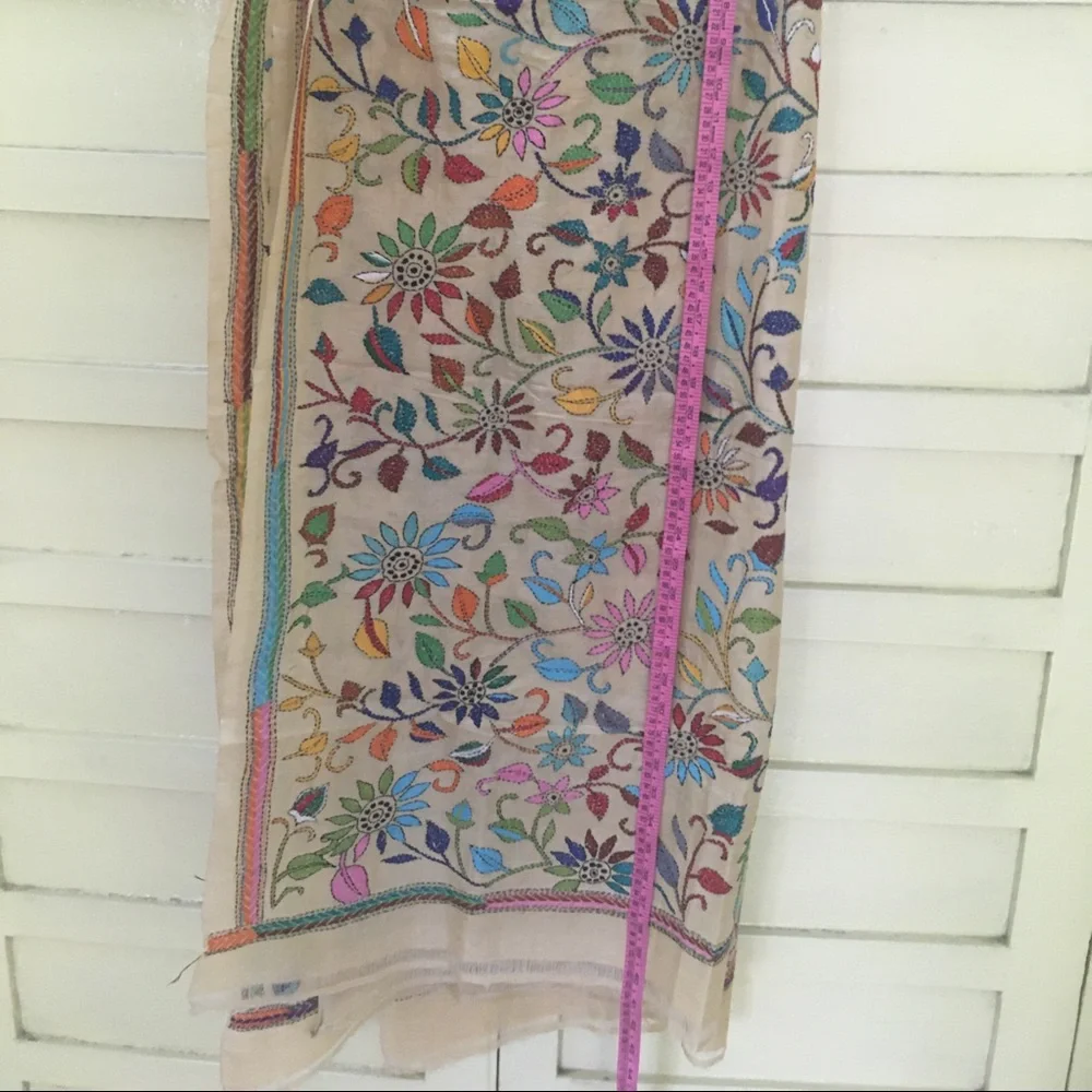 Hand embroidered multicoloured kantha work silk dupatta - Picture 4 of 5